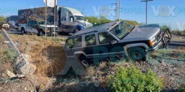Choque por alcance en la carretera Victoria-Monterrey termina con vehículo en un vado