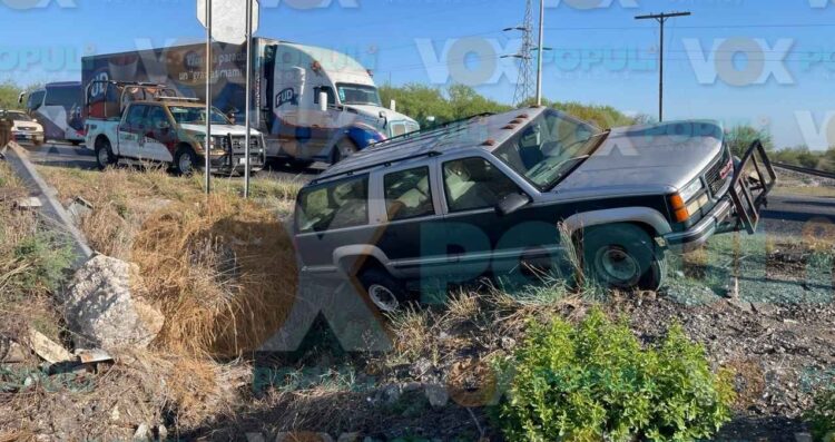 Choque por alcance en la carretera Victoria-Monterrey termina con vehículo en un vado