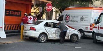 Colisión entre dos vehículos en el Centro de Monterrey deja 2 lesionados
