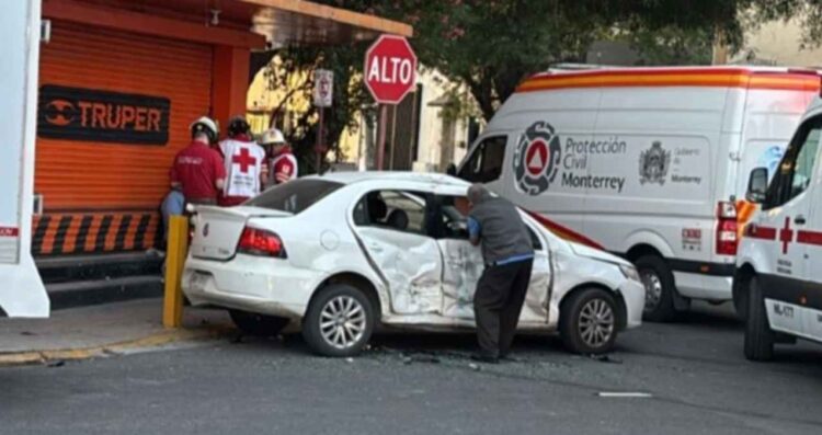 Colisión entre dos vehículos en el Centro de Monterrey deja 2 lesionados