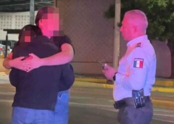 Comandante de Tránsito evita que joven se arroje de paso a desnivel en Monterrey, Nuevo León