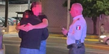 Comandante de Tránsito evita que joven se arroje de paso a desnivel en Monterrey, Nuevo León