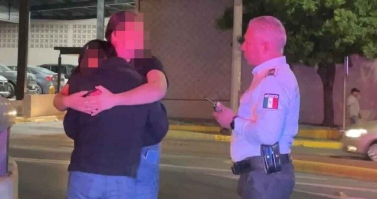 Comandante de Tránsito evita que joven se arroje de paso a desnivel en Monterrey, Nuevo León