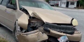 Conductor abandona automovíl tras chocar contra poste en Matamoros, Tamaulipas