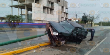Conductor abandona su Jetta tras chocar contra poste en Altamira, Tamaulipas