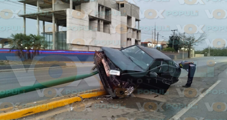 Conductor abandona su Jetta tras chocar contra poste en Altamira, Tamaulipas