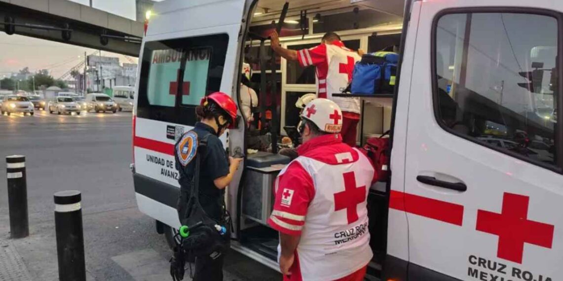 Conductor atropella a un joven y lo deja herido en el Centro de Monterrey