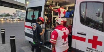 Conductor atropella a un joven y lo deja herido en el Centro de Monterrey