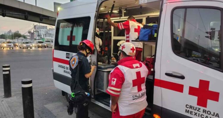 Conductor atropella a un joven y lo deja herido en el Centro de Monterrey