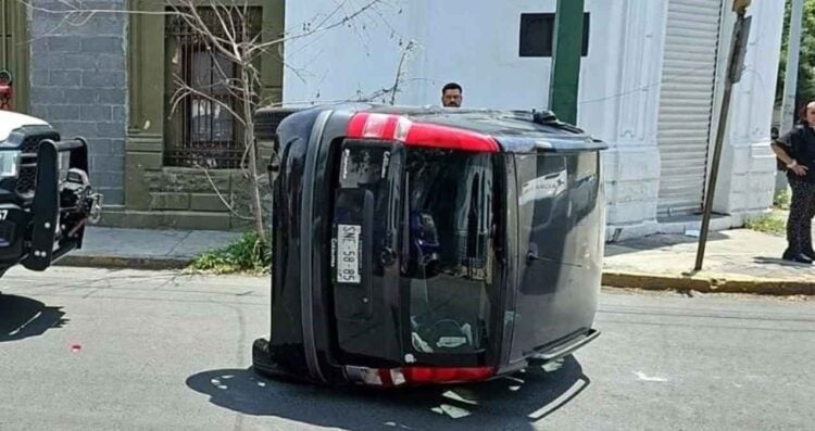 Conductor choca Monterrey