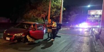 Conductor choca contra el muro de un puente tras presuntamente dormitar en Monterrey, NL