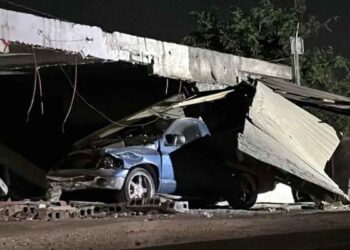 Conductor fallece al impactarse contra un negocio de tacos en Salinas Victoria, NL