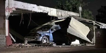 Conductor fallece al impactarse contra un negocio de tacos en Salinas Victoria, NL