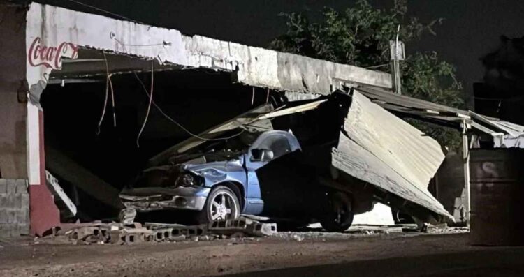 Conductor fallece al impactarse contra un negocio de tacos en Salinas Victoria, NL