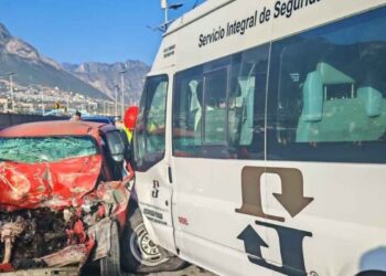 Conductor fallece tras fuerte choque en paso elevado de San Pedro, Nuevo León