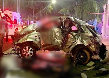 Conductor muere tras chocar contra varios árboles y una valla en Toluca, Edomex