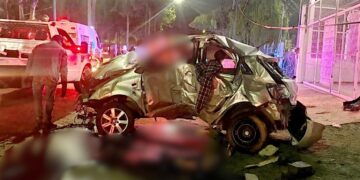 Conductor muere tras chocar contra varios árboles y una valla en Toluca, Edomex