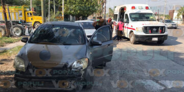 Conductor no respeta alto y provoca choque contra motociclista en Ciudad Victoria, Tamaulipas