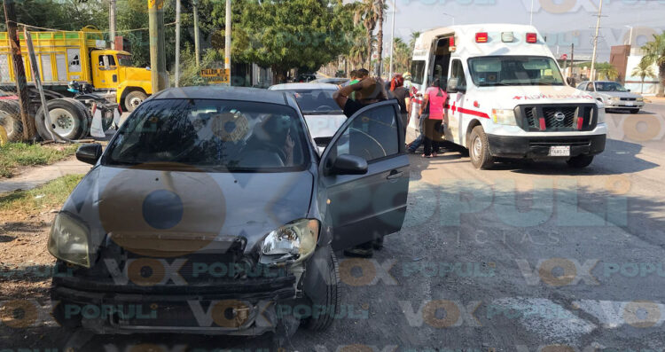 Conductor no respeta alto y provoca choque contra motociclista en Ciudad Victoria, Tamaulipas