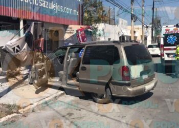 Conductor pierde el control de su auto, choca contra negocio y provoca incendio en Ciudad Victoria
