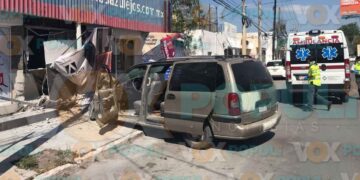 Conductor pierde el control de su auto, choca contra negocio y provoca incendio en Ciudad Victoria