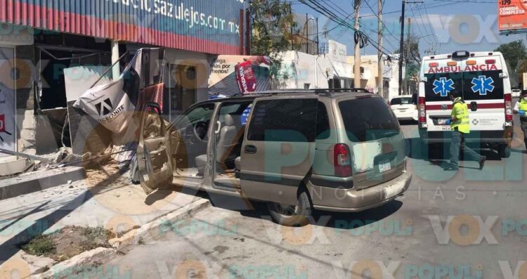 Conductor pierde el control de su auto, choca contra negocio y provoca incendio en Ciudad Victoria