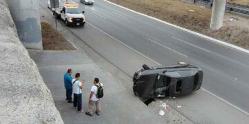 Conductor pierde el control y vuelca sobre el bulevar Miguel de la Madrid en Guadalupe, Nuevo León
