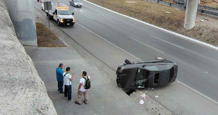 Conductor pierde el control y vuelca sobre el bulevar Miguel de la Madrid en Guadalupe, Nuevo León