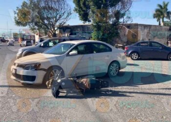 Conductor sale sin precaución y provoca choque contra motociclista en Ciudad Victoria