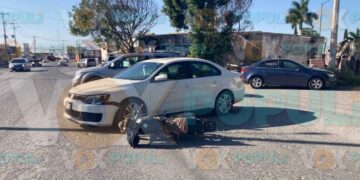 Conductor sale sin precaución y provoca choque contra motociclista en Ciudad Victoria