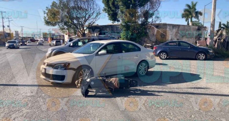 Conductor sale sin precaución y provoca choque contra motociclista en Ciudad Victoria