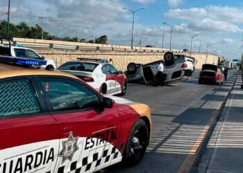 Conductor se salva de milagro tras volcar su camioneta en puente de Nuevo Laredo, Tamaulipas