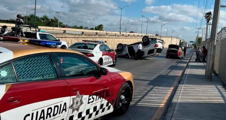Conductor se salva de milagro tras volcar su camioneta en puente de Nuevo Laredo, Tamaulipas