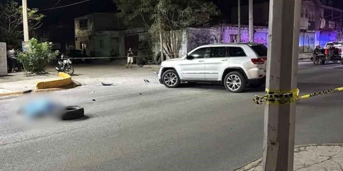 Conductora huye tras atropellar a padre e hijo en García; niño muere