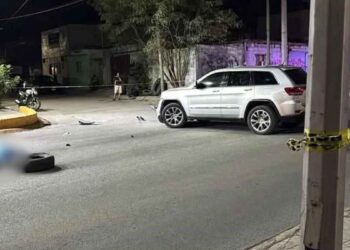 Conductora huye tras atropellar a padre e hijo en García; niño muere