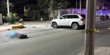 Conductora huye tras atropellar a padre e hijo en García; niño muere