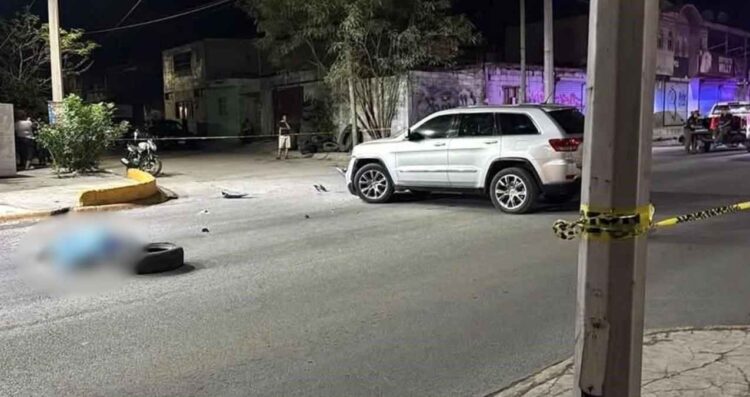 Conductora huye tras atropellar a padre e hijo en García; niño muere
