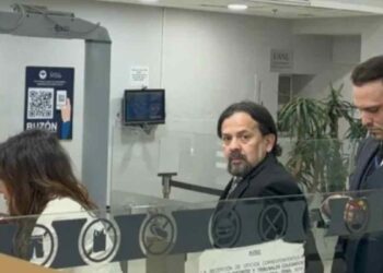 Cruz Martínez llega a audiencia legal con abogada de Johnny Depp