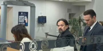 Cruz Martínez llega a audiencia legal con abogada de Johnny Depp