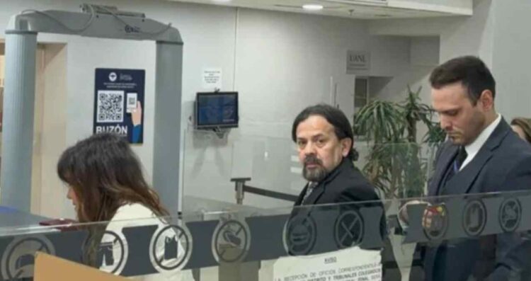 Cruz Martínez llega a audiencia legal con abogada de Johnny Depp