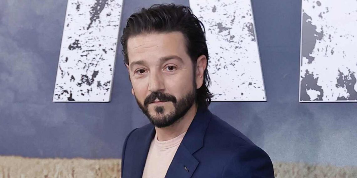Diego Luna lanza crítica con humor en gala científica de Hollywood