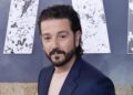 Diego Luna lanza crítica con humor en gala científica de Hollywood