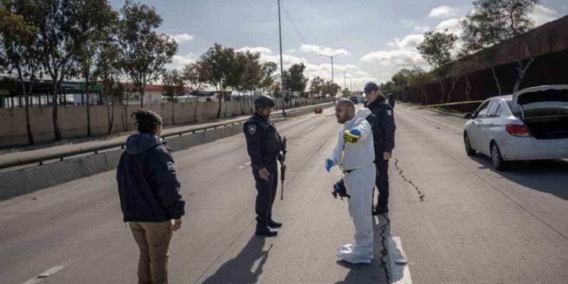 Ejecutan a pareja frente al aeropuerto de Tijuana en pleno día