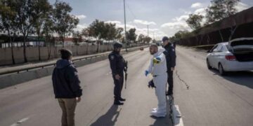 Ejecutan a pareja frente al aeropuerto de Tijuana en pleno día