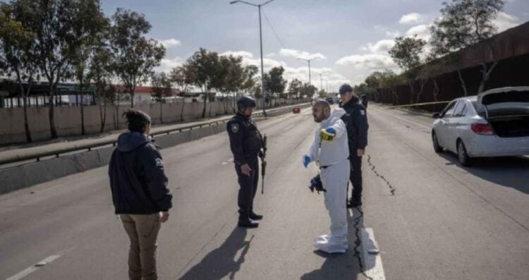 Ejecutan a pareja frente al aeropuerto de Tijuana en pleno día