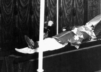El funeral del Papa Pío XII es recordado porque su cuerpo explotó en el Vaticano