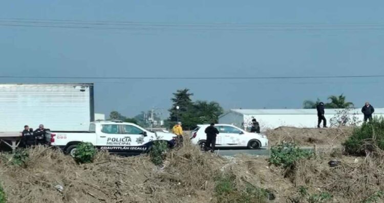 Encuentran taxi con tres cadáveres en Cuautitlán Izcalli, Edomex