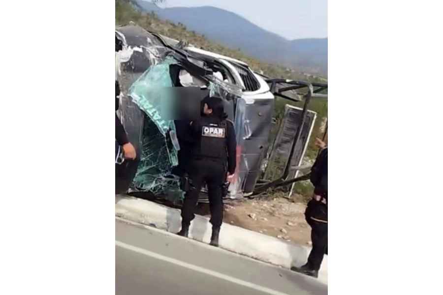 Fallecen 2 elementos de la Fuerza Civil tras volcar en la Carretera Doctor Arroyo-Linares