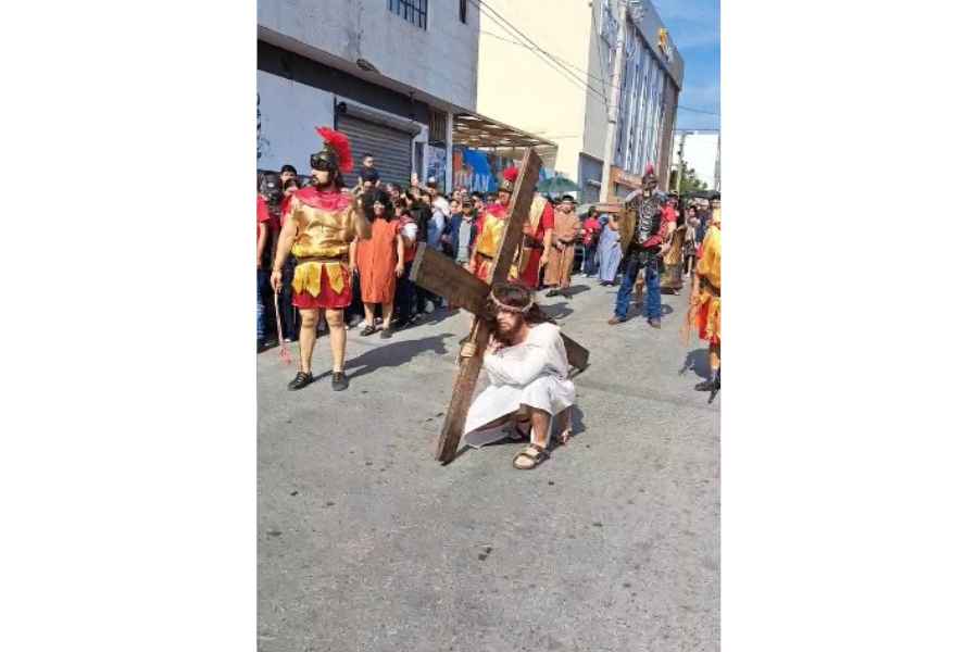 Fieles realizan el tradicional recorrido del Viacrucis en Reynosa, Tamaulipas