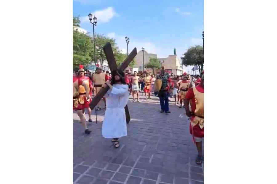Fieles realizan el tradicional recorrido del Viacrucis en Reynosa, Tamaulipas
